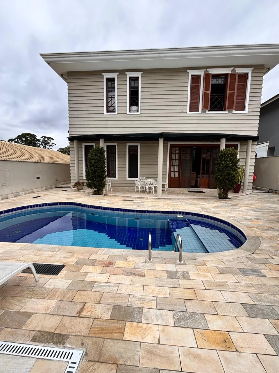 Área externa da residência com piscina