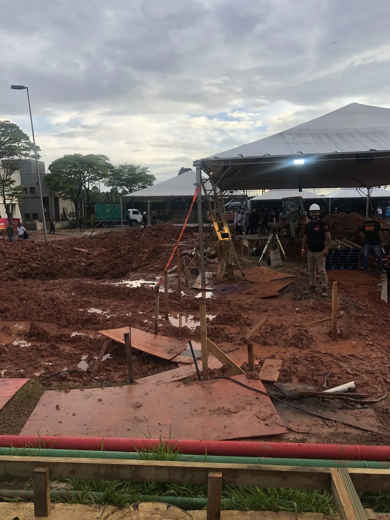 Escavação do terreno para implantação do Lago de Batismo
