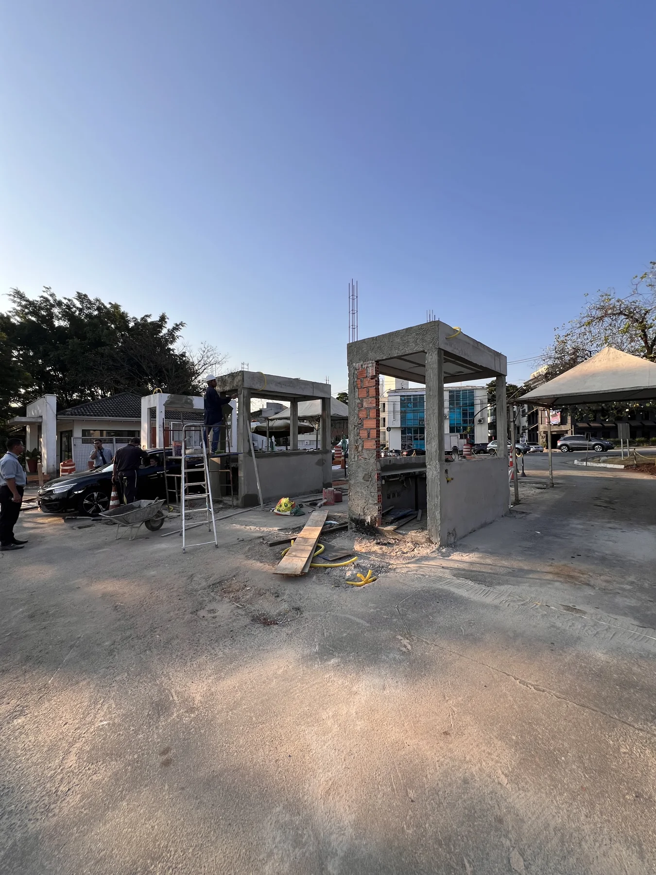 Guaritas e acessos em construção