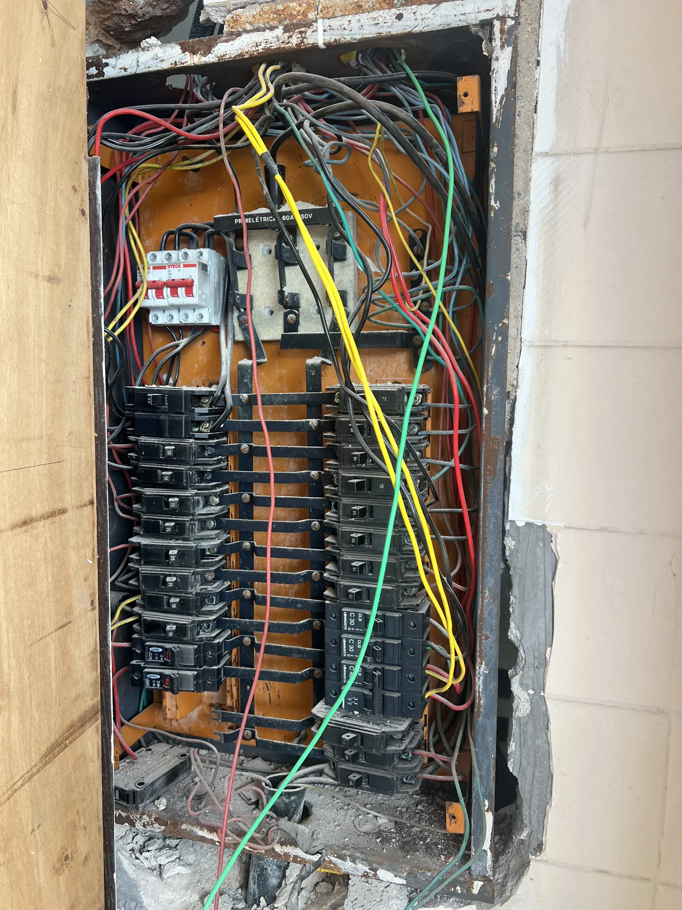 Quadro elétrico antes da adequação técnica