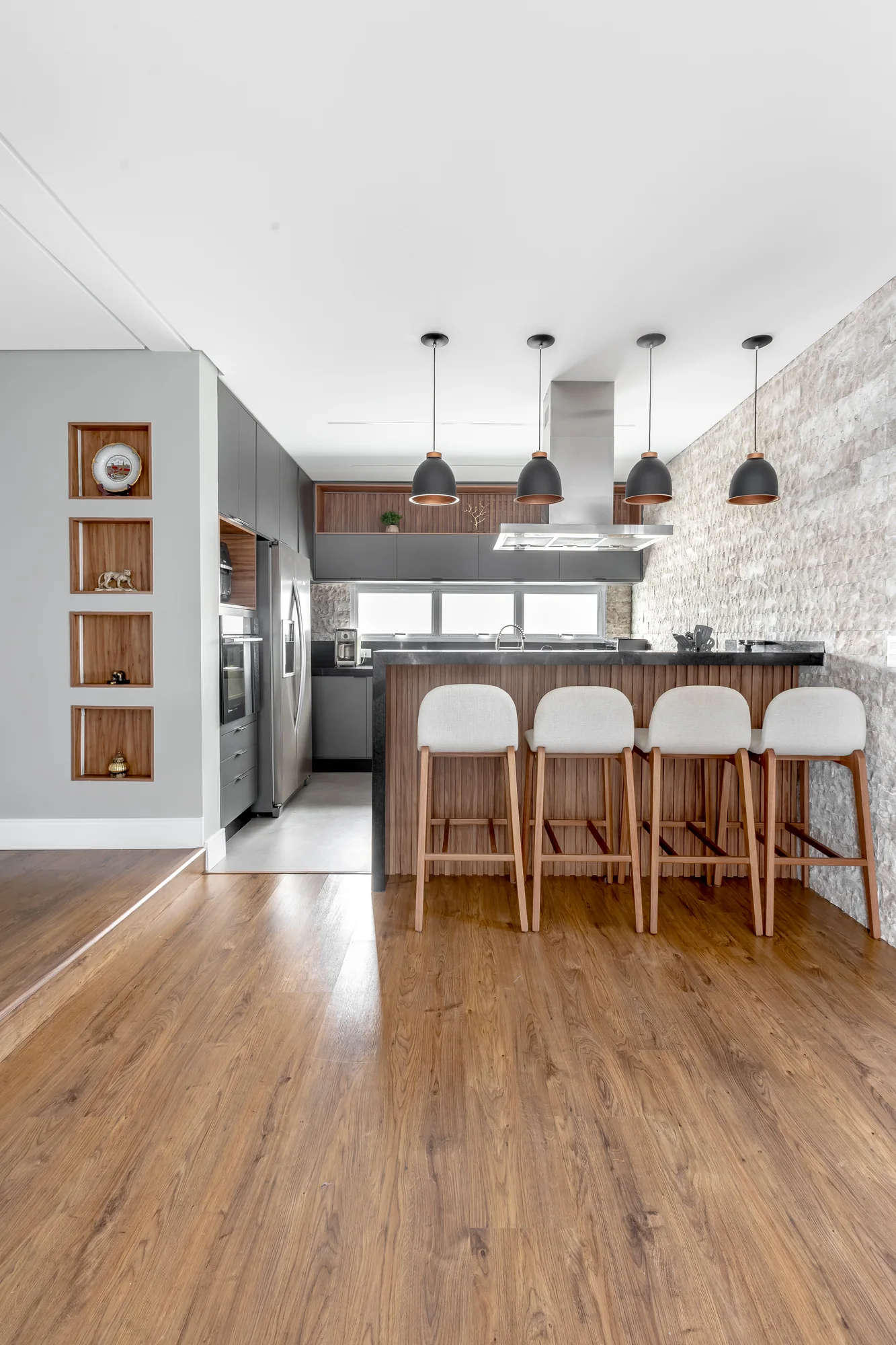 Cozinha renovada com marcenaria clara e bancada central
