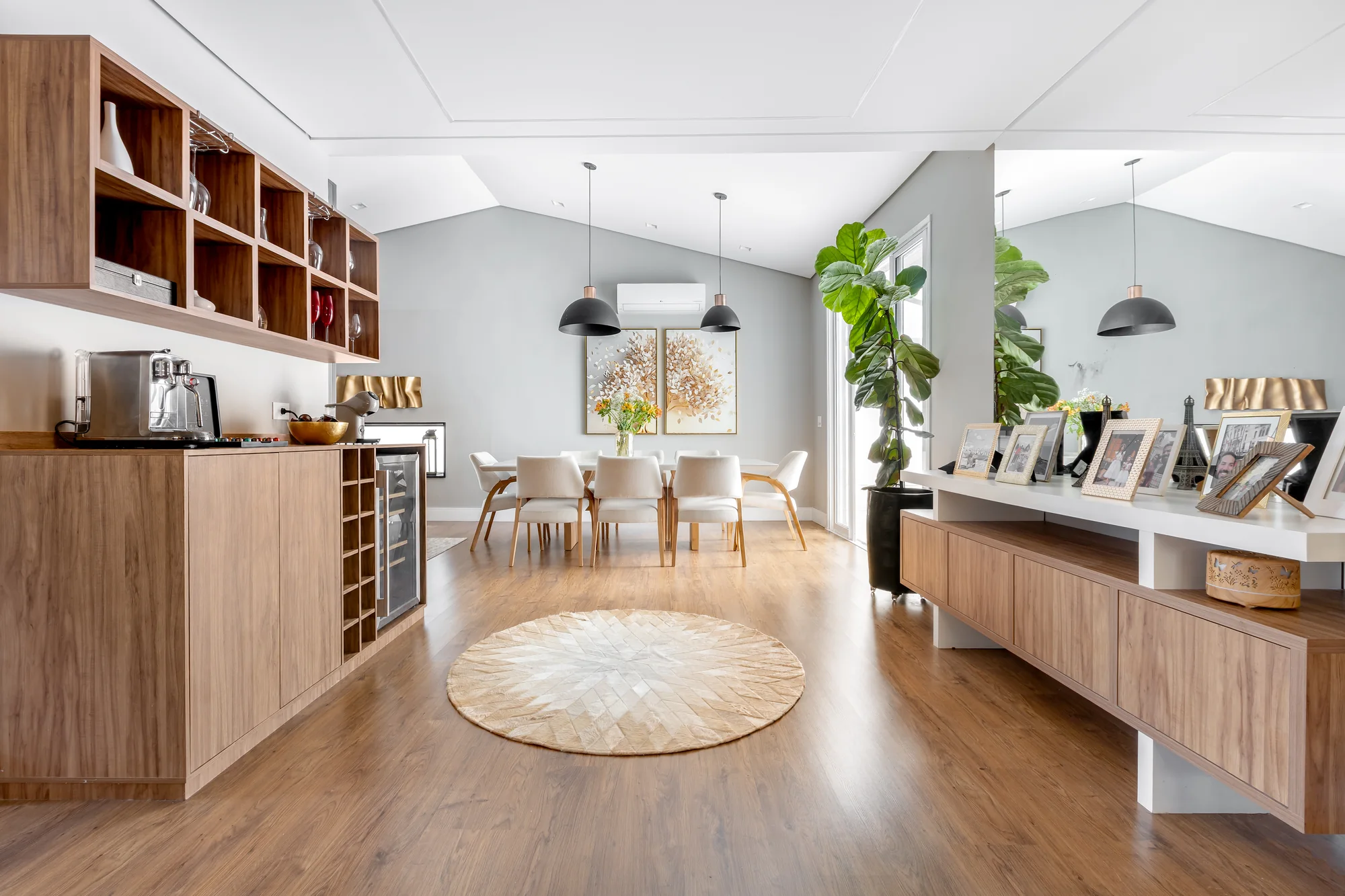 Living social renovado, com ambientes integrados e iluminação contemporânea