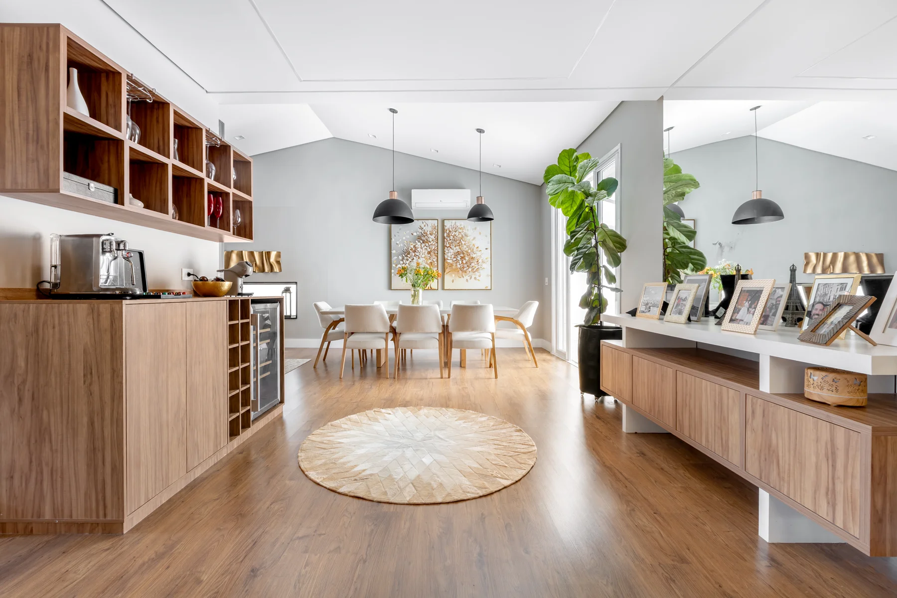 Interior renovado com marcenaria, iluminação e integração dos ambientes